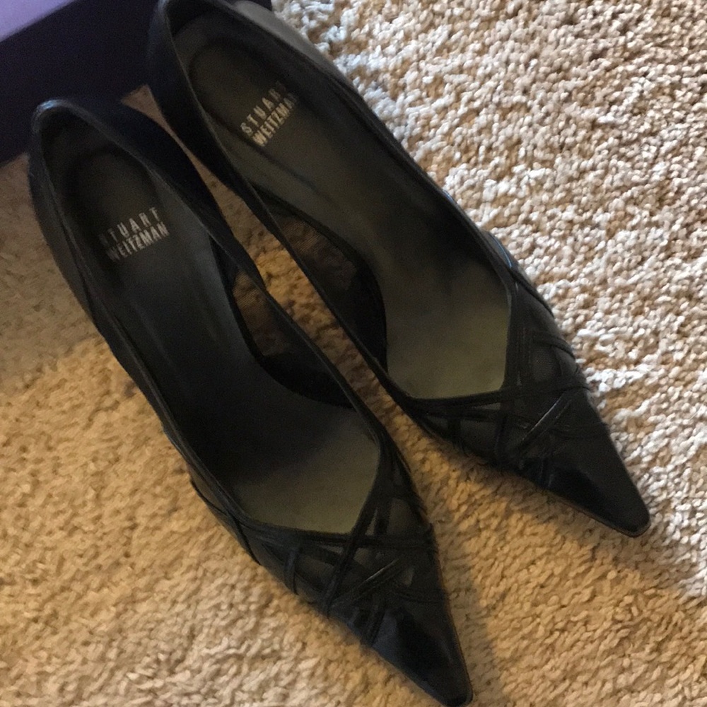 Like new! Stuart Weizmann blk leather & mesh heals